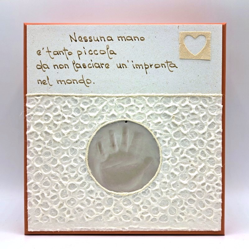 Kit prima impronta in argilla: crea dolci ricordi con il neonato imprimendo la sua impronta nell'argilla con questo kit che permette di realizzare facilmente uno stampo dell'impronta del piedino o della manina del neonato! Nessun limite d'età.