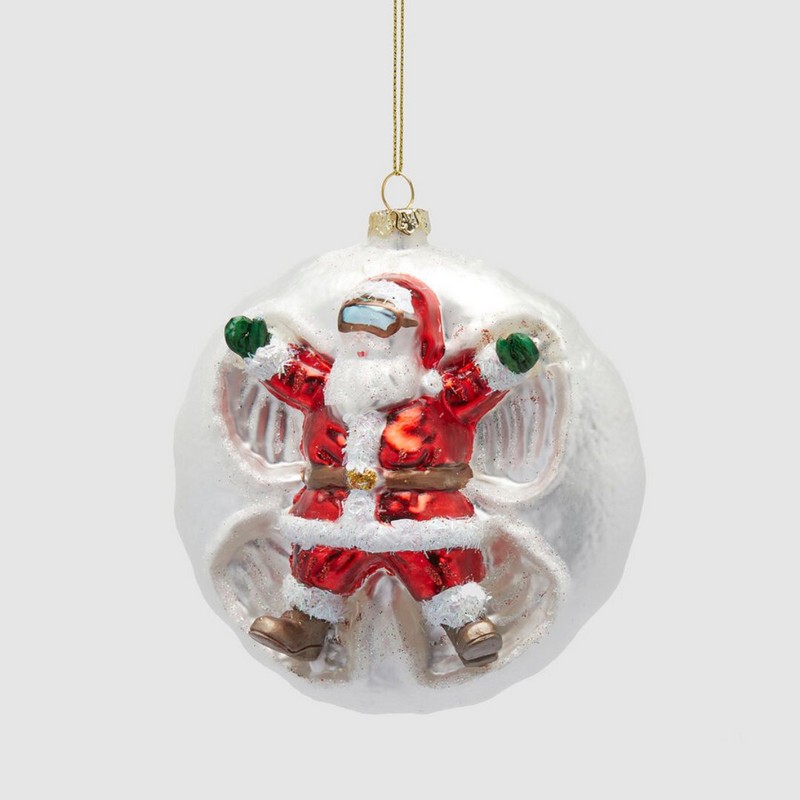 Pallina di Natale decorata con Babbo Natale che fa l'angelo nella neve