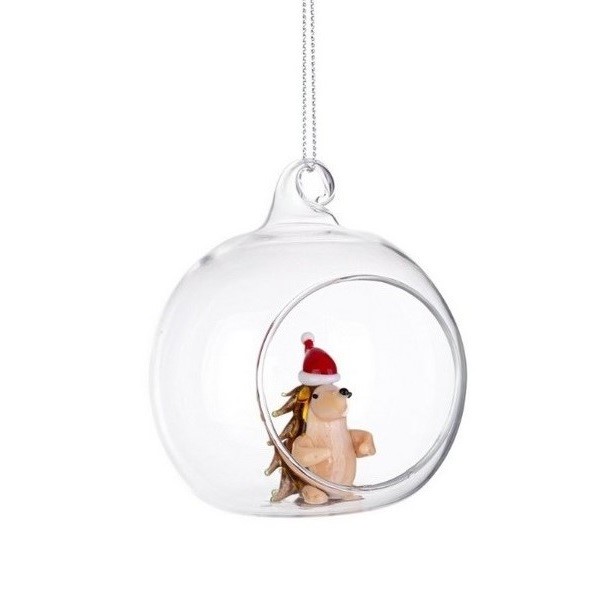 Pallina di Natale in vetro trasparente con all'interno una figura di riccio con cappello di Babbo Natale