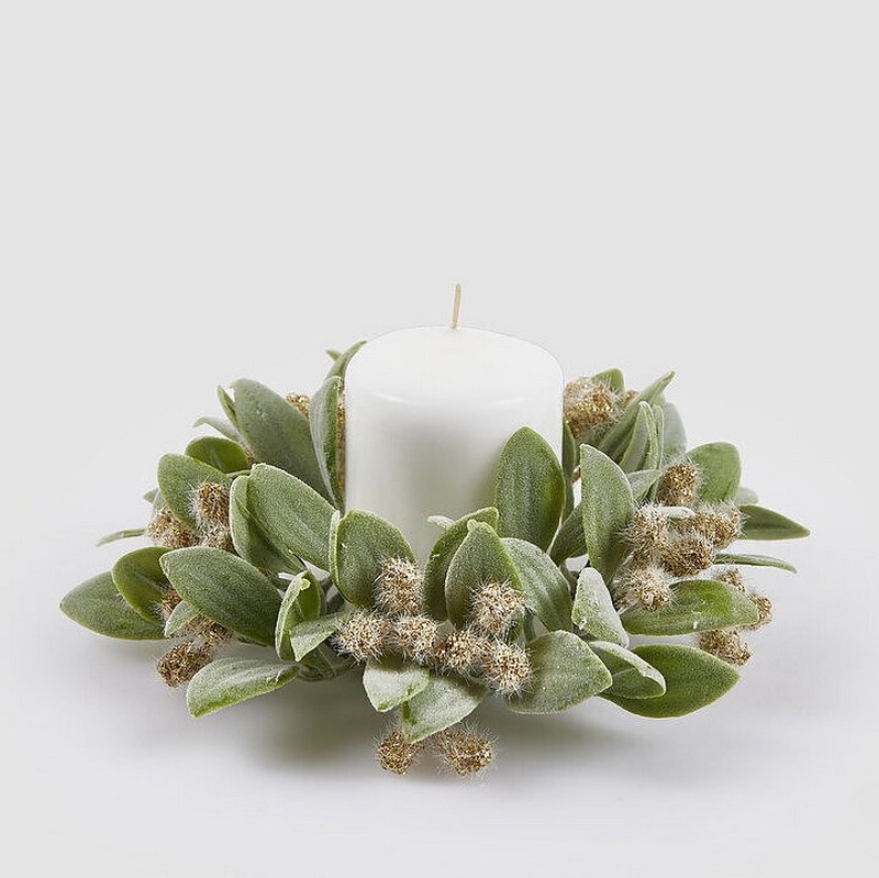 Ghirlanda decorativa natalizia con foglie verdi e bacche oro