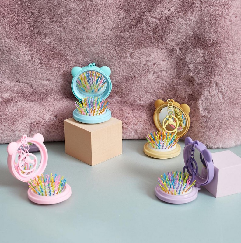 Specchio con spazzola da viaggio richiudibile, colore azzurro decorato con gatto e scritta “Hello”