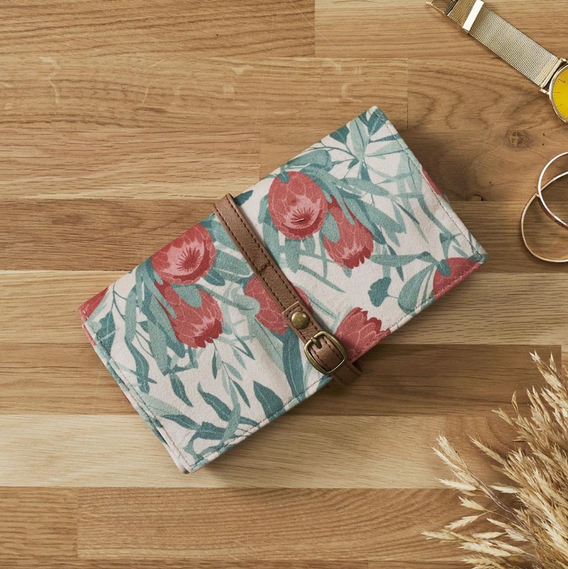 Trousse portagioie gialla da viaggio decorata con fiori rossi su sfondo verde