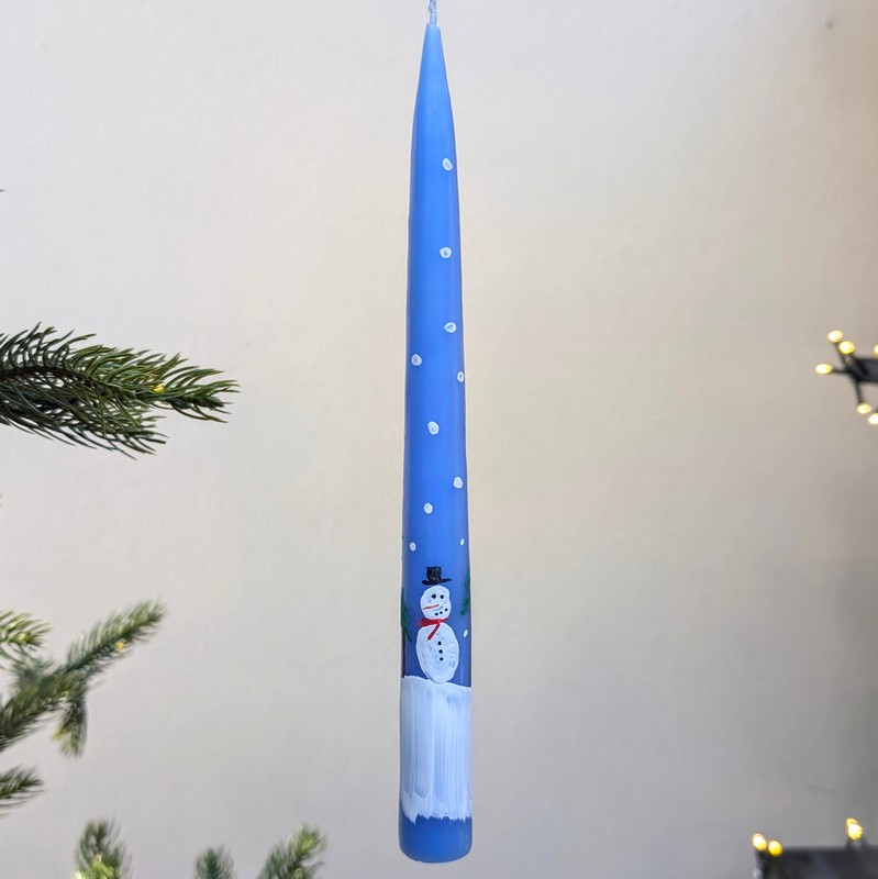 Candela natalizia dipinta a mano decorata con pupazzo di neve e paesaggio innevato, colori assortiti