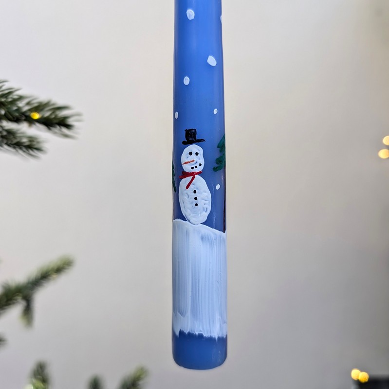 Candela natalizia dipinta a mano decorata con pupazzo di neve e paesaggio innevato, colori assortiti
