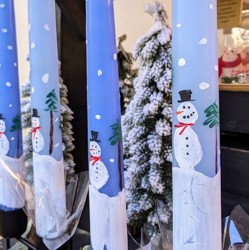 Candela natalizia dipinta a mano decorata con pupazzo di neve e paesaggio innevato, colori assortiti