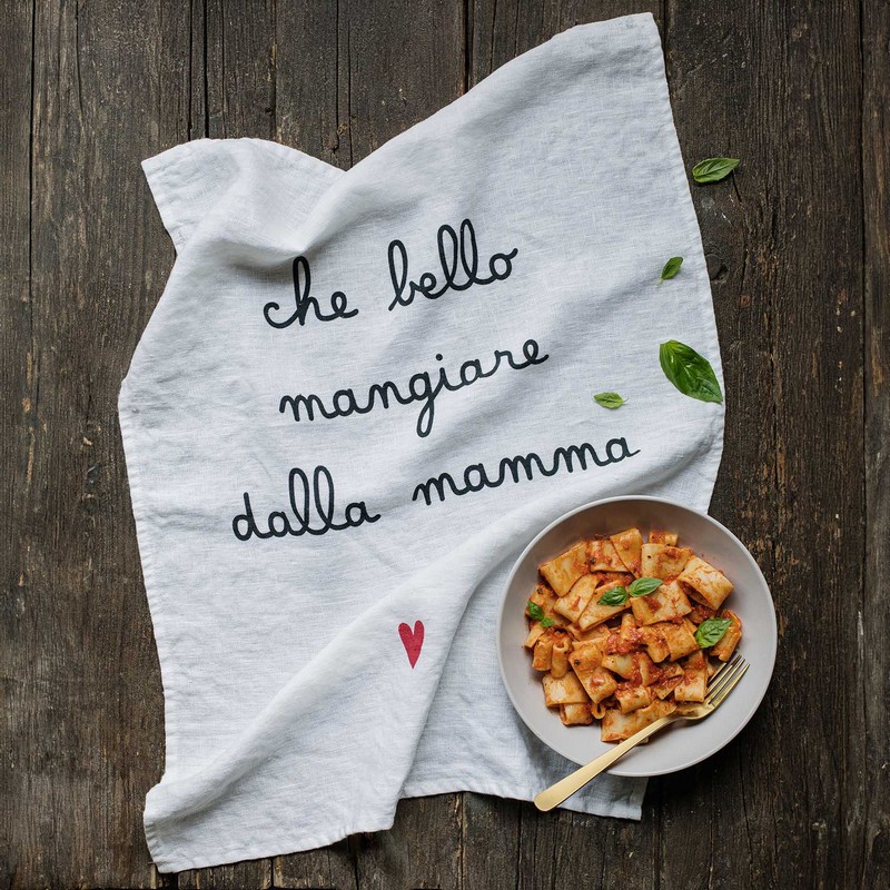 Asciugapiatti in lino decorato con cuore e scritta “Che bello mangiare dalla mamma”