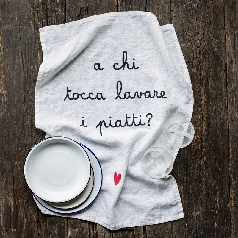 Asciugapiatti in lino decorato con cuore e scritta “A chi tocca lavare i piatti?”