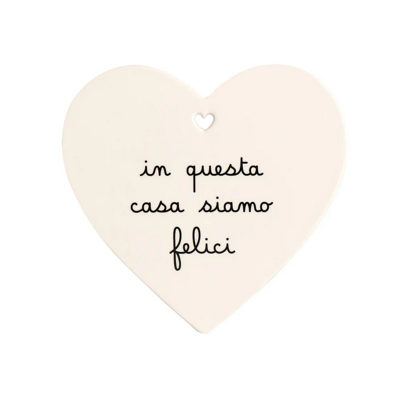 Sottopentola in gres bianco a forma di cuore decorato con scritta “In questa casa siamo felici”, con base antiscivolo