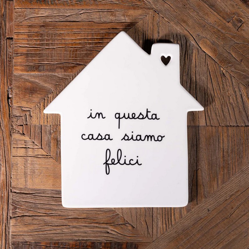 Sottopentola in gres bianco a forma di casa decorato con scritta “In questa casa siamo felici”, con base antiscivolo