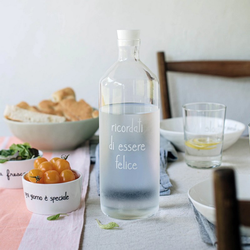 Bottiglia in vetro con tappo decorata con scritta “Ricordati di essere felice”
