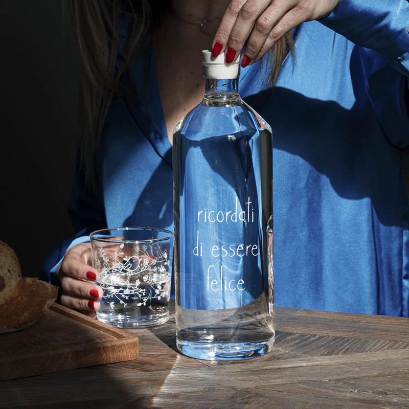 Bottiglia in vetro con tappo decorata con scritta “Ricordati di essere felice”