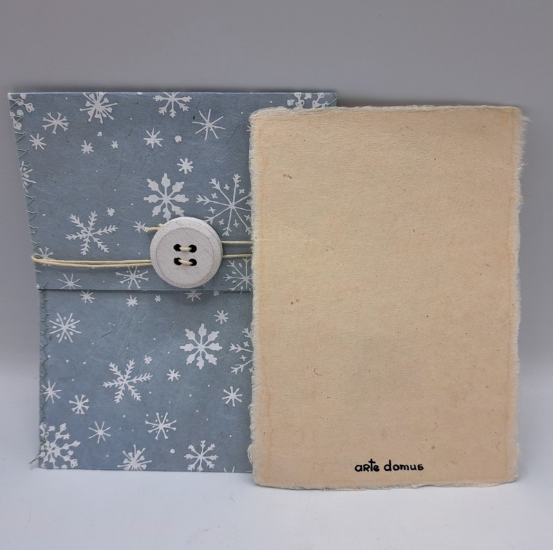Biglietto natalizio fatto a mano da noi con busta, fiocco di neve in legno e scritta “Shhhh… nevica!”, ideale da abbinare ai tuoi regali!