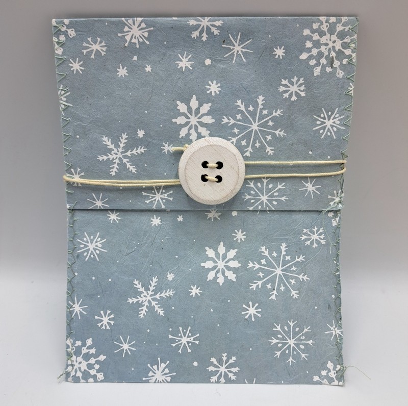 Biglietto natalizio fatto a mano da noi con busta, fiocco di neve in legno e scritta “Shhhh… nevica!”, ideale da abbinare ai tuoi regali!