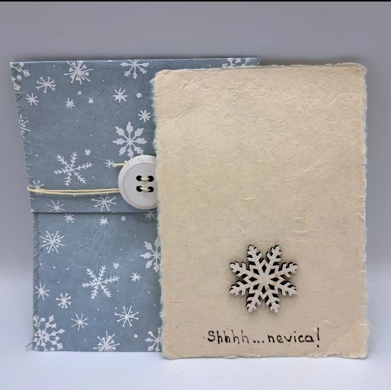 Biglietto natalizio fatto a mano da noi con busta, fiocco di neve in legno e scritta “Shhhh… nevica!”, ideale da abbinare ai tuoi regali!