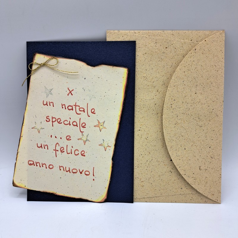 Biglietto di Natale fatto a mano da noi decorato con scritta “x un Natale speciale… e un felice anno nuovo!” con busta inclusa, ideale da abbinare ai tuoi regali di Natale!