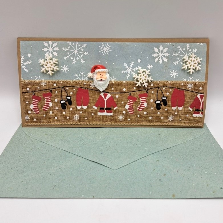 Biglietto natalizio fatto a mano da noi con busta, Babbo Natale e fiocchi di neve in legno e panni stesi, ideale da abbinare ai tuoi regali!