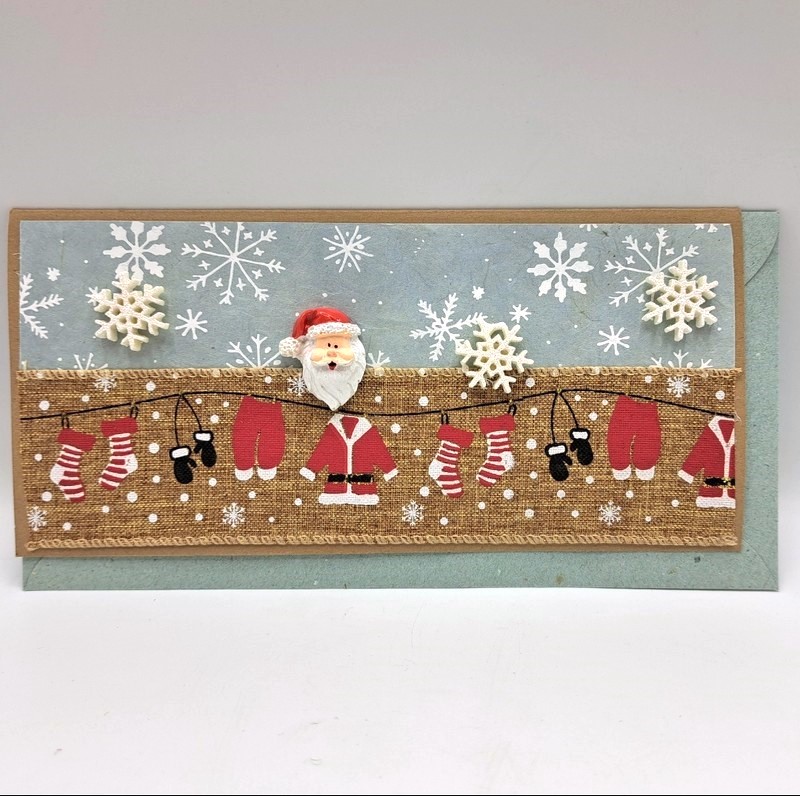 Biglietto natalizio fatto a mano da noi con busta, Babbo Natale e fiocchi di neve in legno e panni stesi, ideale da abbinare ai tuoi regali!