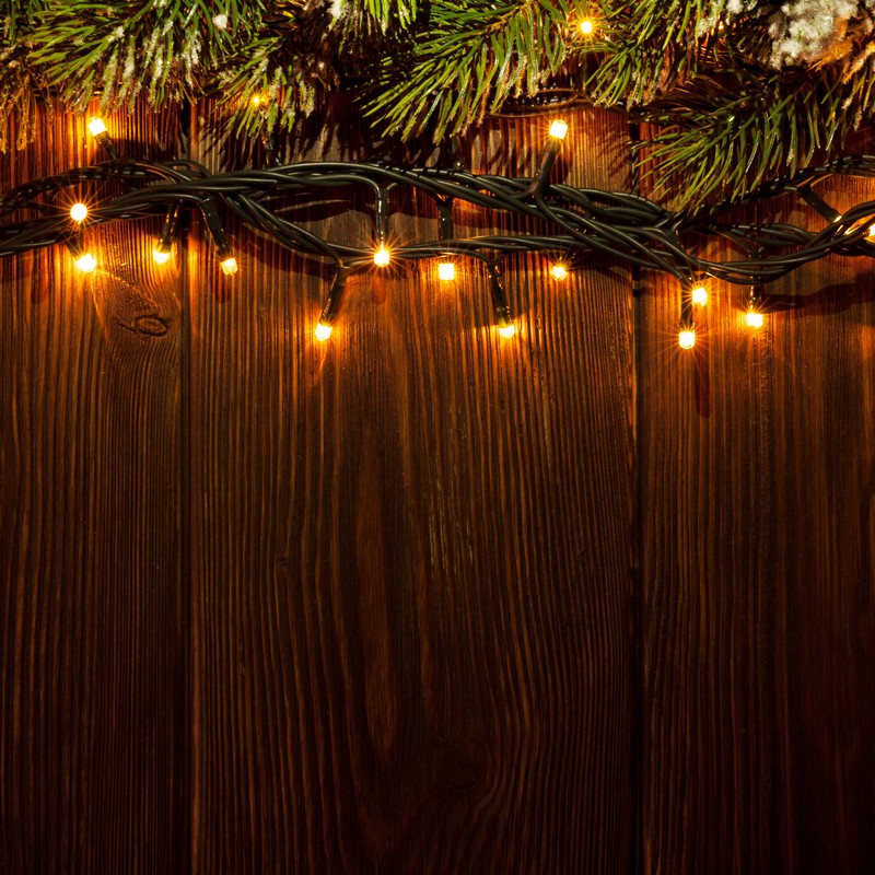 Catena luminosa da 450 led ad uso interno ed esterno, con 8 giochi di luce, opzione timer e filo verde