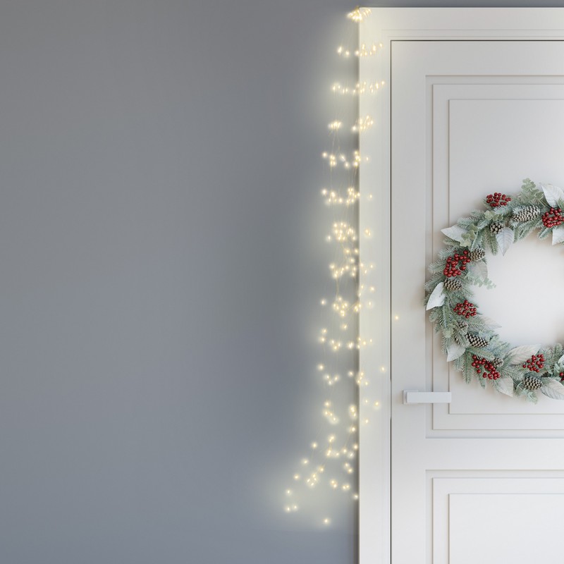 Catena luminosa da 200 led ad uso interno ed esterno a cascata con 8 giochi di luce, opzione timer e filo argento, batteria ricaricabile con cavo MicroUSB (incluso)