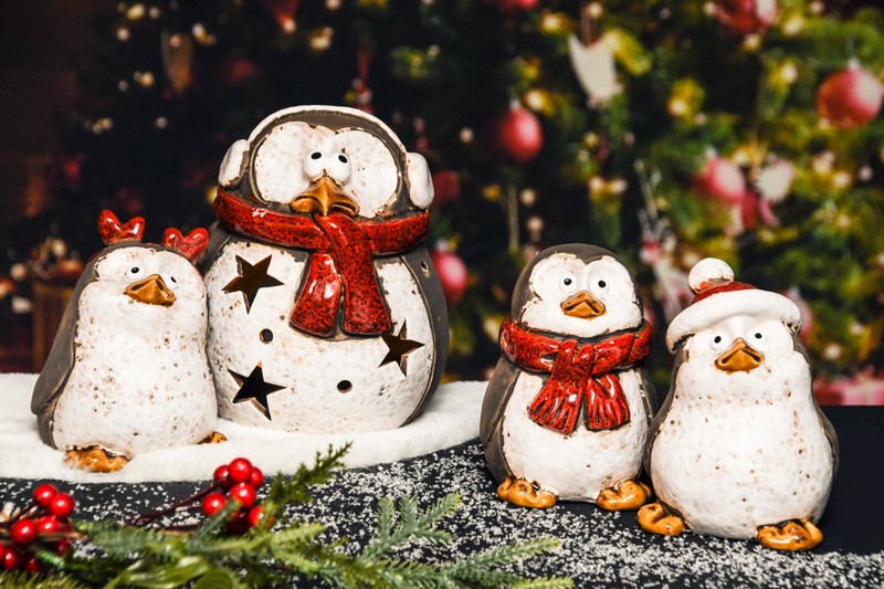 Pinguino natalizio decorativo in ceramica da appoggio con cerchietto con palco di renna