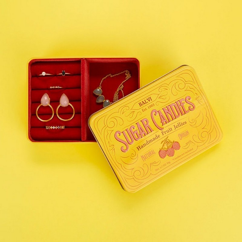 Portagioie portatile in latta a forma di scatoletta di caramelle in stile vintage con interno vellutato rosso