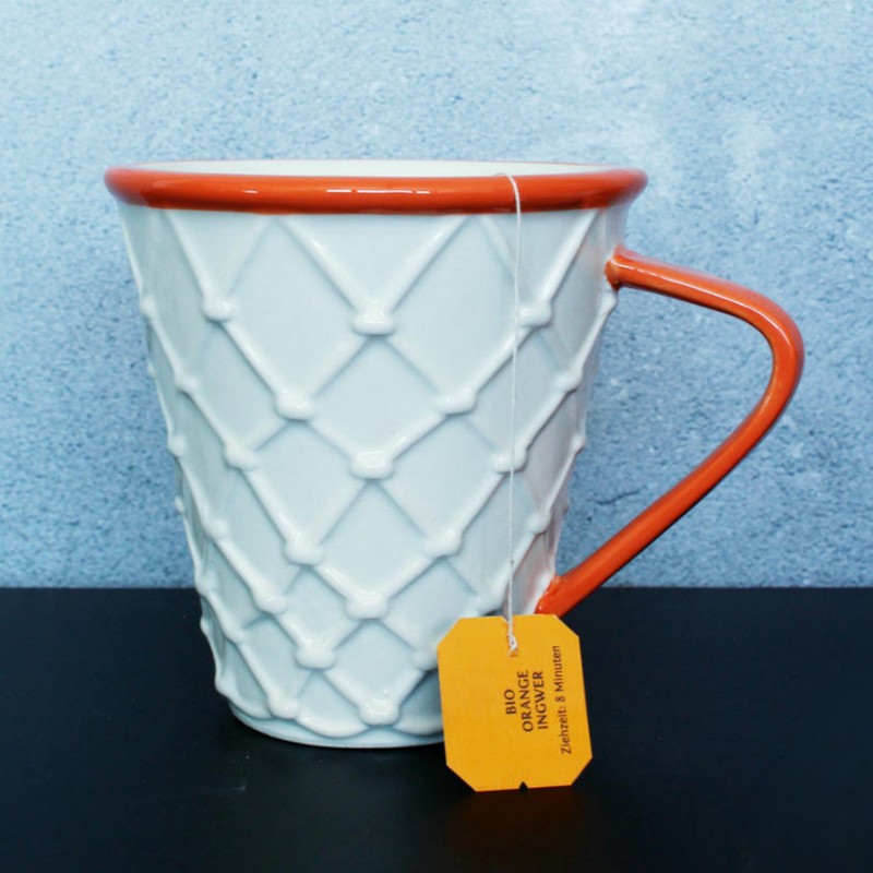 Tazza mug in ceramica con manico a forma di canestro di basket