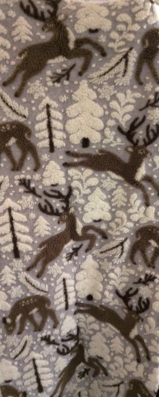 Coperta in lana cotta decorata con cervi e cerbiatti nel bosco innevato su sfondo grigio - una calda coperta matrimoniale di lana per letto o divano perfetta come idea regalo di Natale