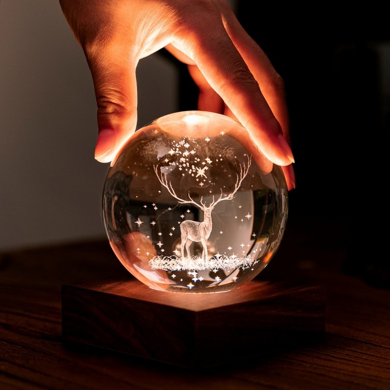 Sfera luminosa ricaricabile di cristallo con cervo in 3D all'interno su base in legno di noce