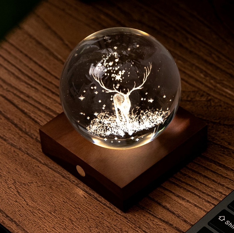 Sfera luminosa ricaricabile di cristallo con cervo in 3D all'interno su base in legno di noce