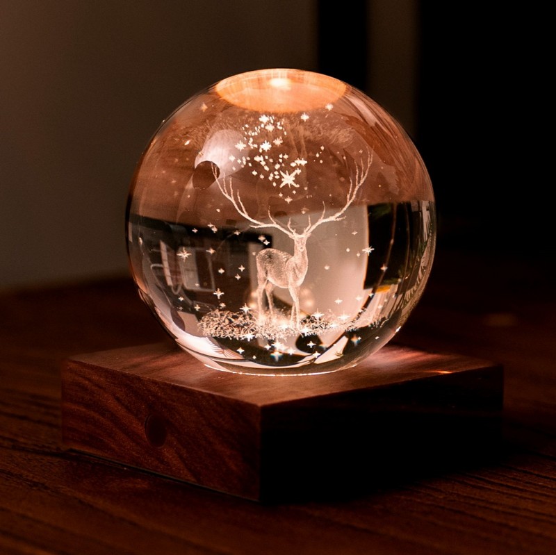 Sfera luminosa ricaricabile di cristallo con cervo in 3D all'interno su base in legno di noce