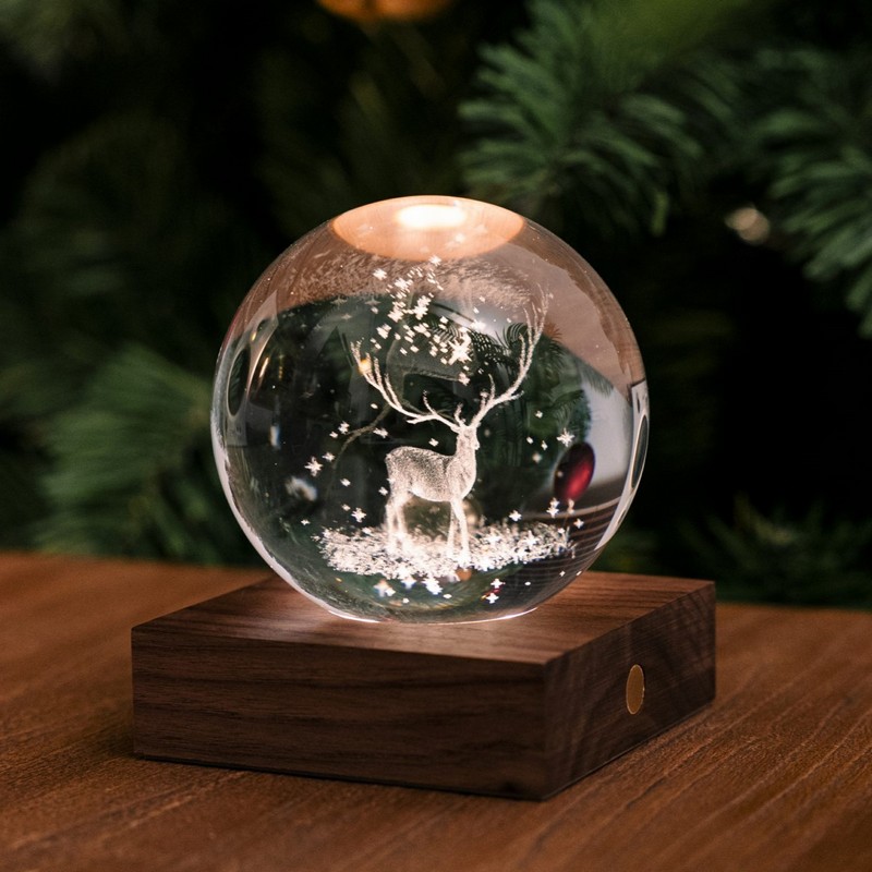 Sfera luminosa ricaricabile di cristallo con cervo in 3D all'interno su base in legno di noce
