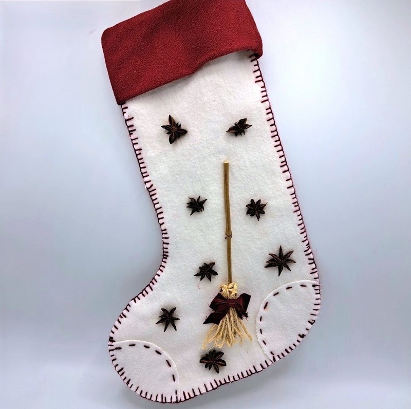 Calza della Befana bianca e rossa con scopa e anice stellato