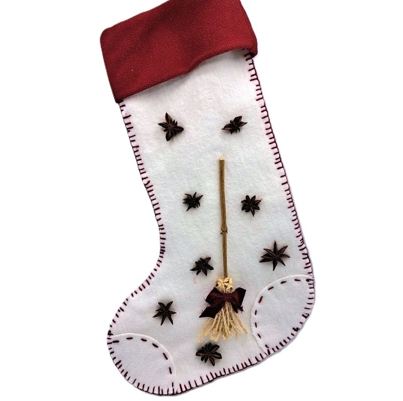Calza della Befana bianca e rossa con scopa e anice stellato