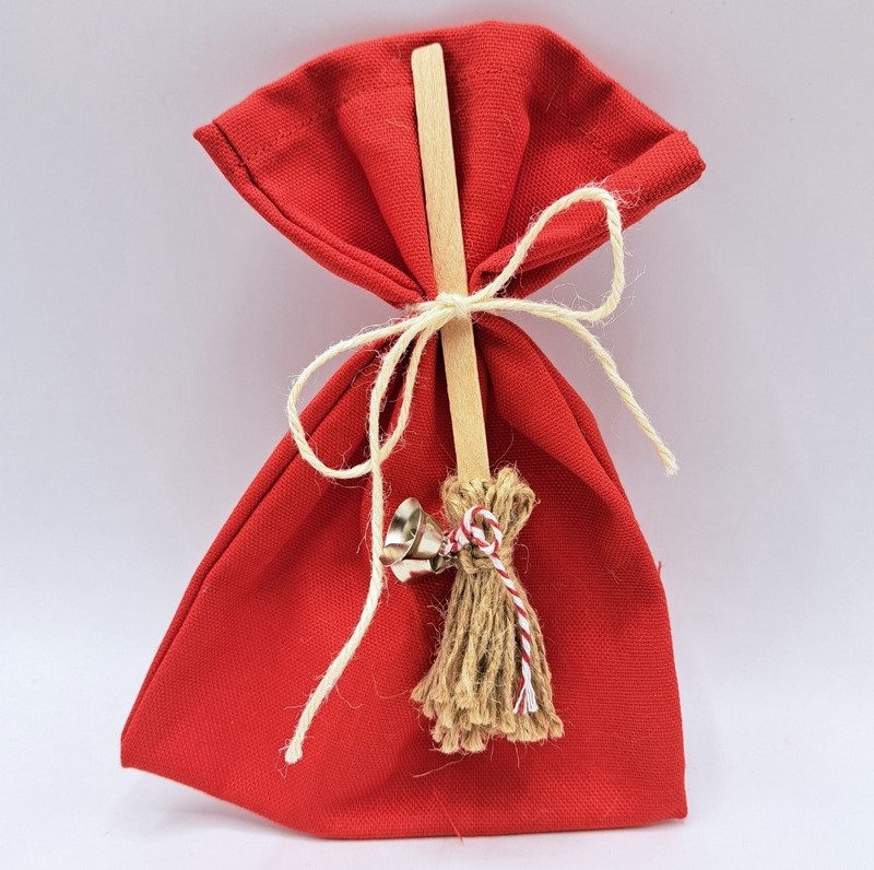Sacchetto della Befana rosso con scopa e campanelli