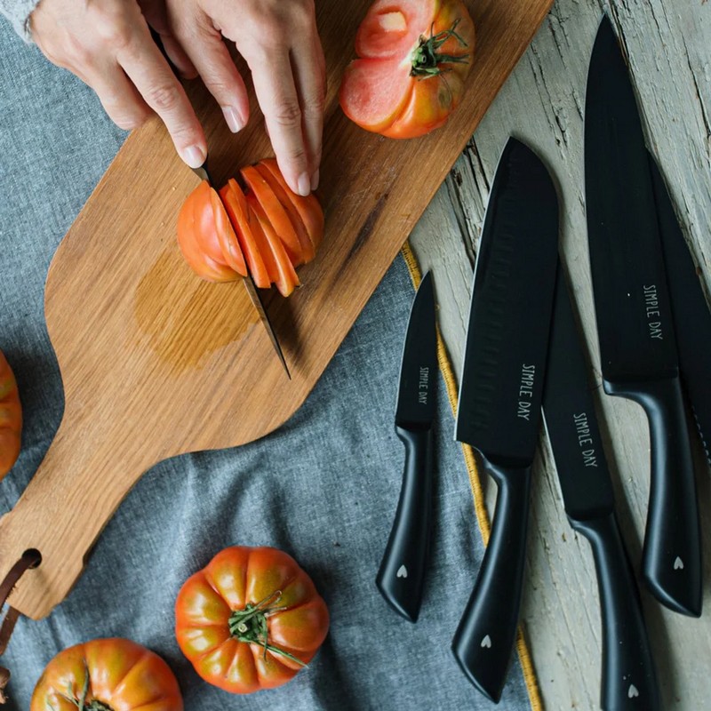 Set 6 differenti coltelli neri da cucina multiuso decorati con cuori sul manico, contenuti in un cofanetto di cartone
