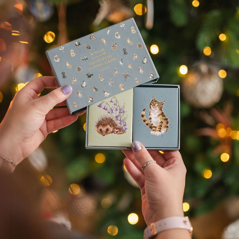 Set di 2 mazzi di carte da gioco, uno a tema animali domestici (cani e gatti) e l'altro a tema animali di campagna, il tutto contenuto in un cofanetto regalo
