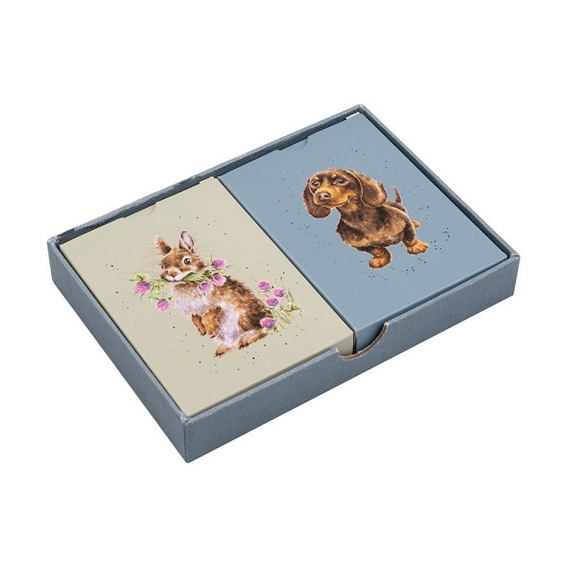 Set di 2 mazzi di carte da gioco, uno a tema animali domestici (cani e gatti) e l'altro a tema animali di campagna, il tutto contenuto in un cofanetto regalo