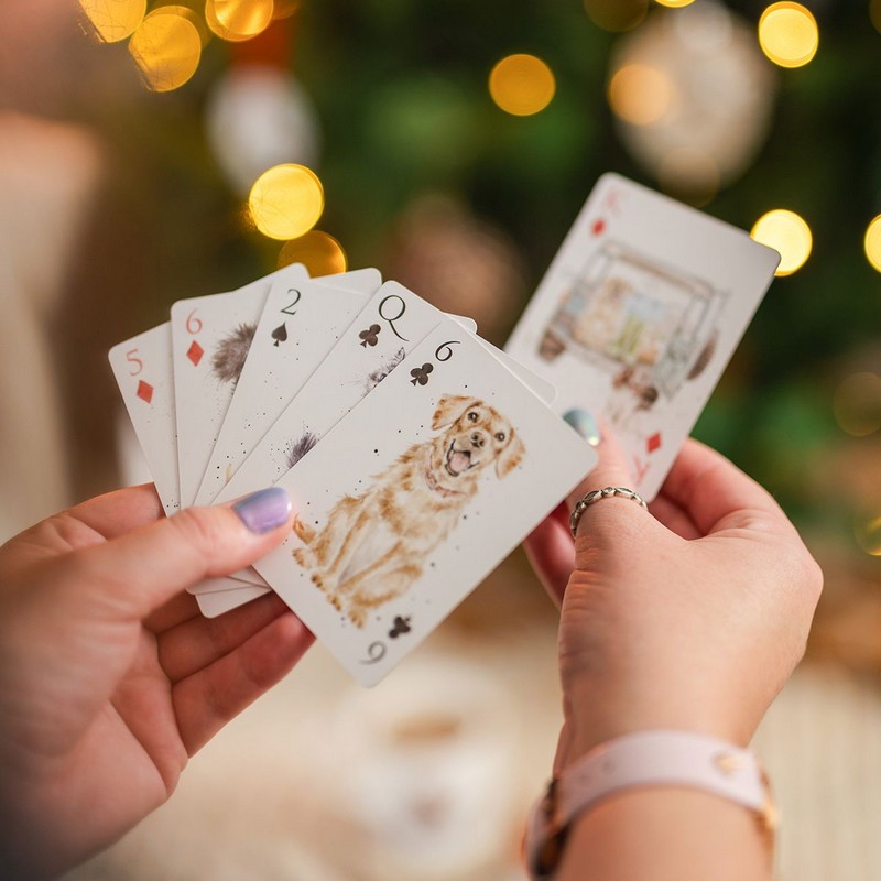 Set di 2 mazzi di carte da gioco, uno a tema animali domestici (cani e gatti) e l'altro a tema animali di campagna, il tutto contenuto in un cofanetto regalo