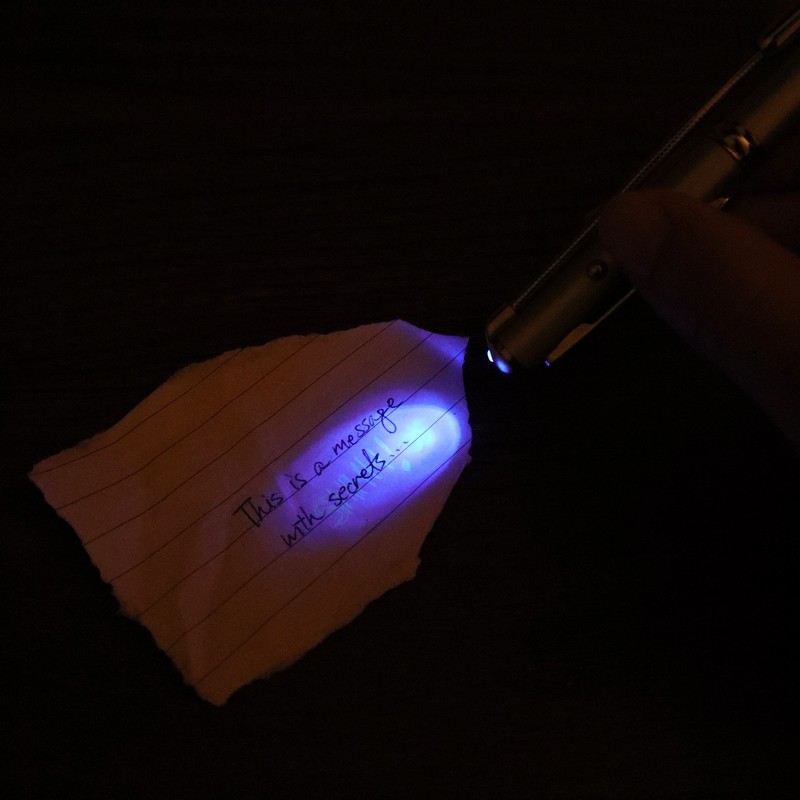 Penna da spia 5 in 1 con inchiostro nero, inchiostro invisibile, luce ultravioletta per leggere i messaggi nascosti, laser e torcia orientabile