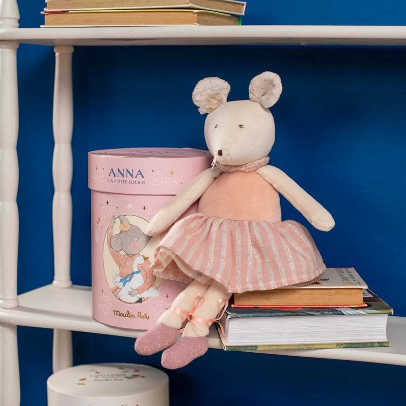 Peluche di una graziosa topolina con vestito rosa contenuta in una scatola regalo in tema