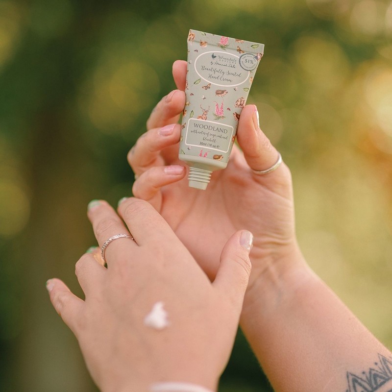 Crema mani profumata con tubetto decorato con animali e fragranza “Woodland” con note di salvia, quercia e campanula