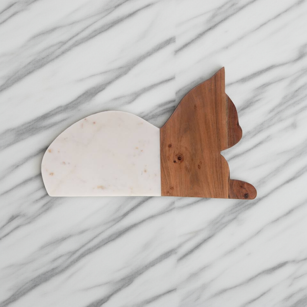 Tagliere a forma di gatto per metà in legno e per metà in marmo bianco