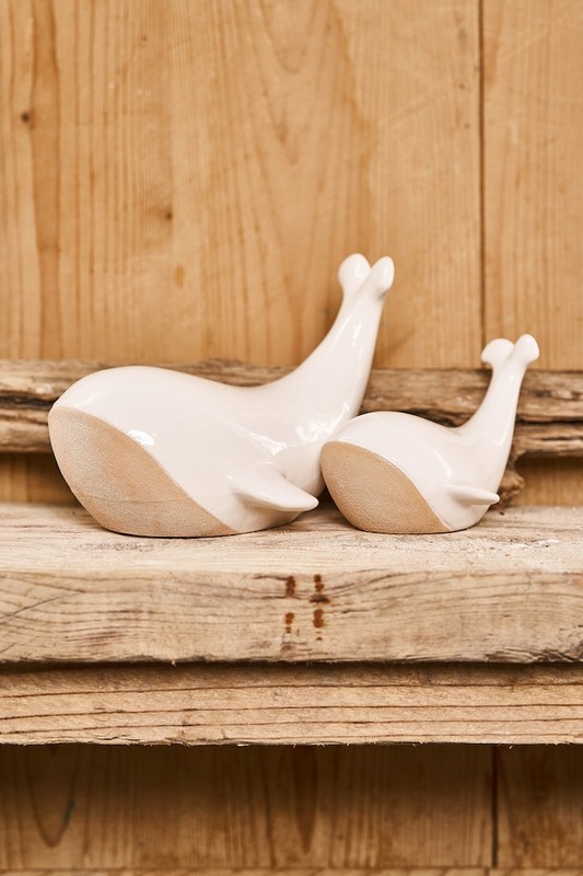 Balena bianca decorativa in ceramica con finitura ruvida color terracotta