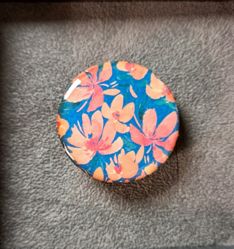 Anello regolabile in legno di tiglio e ottone satinato decorato con fiori arancioni su fondo blu, fatto a mano in Italia