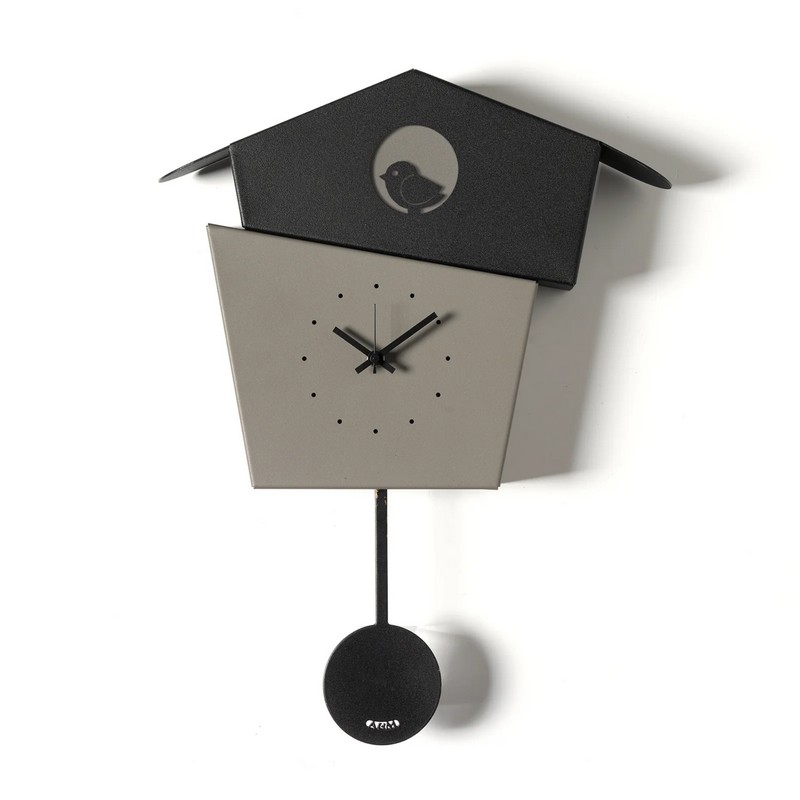 Orologio da parete in ferro a forma di casetta cucù divisa in due sezioni, una grigia e una nera, con pendolo
