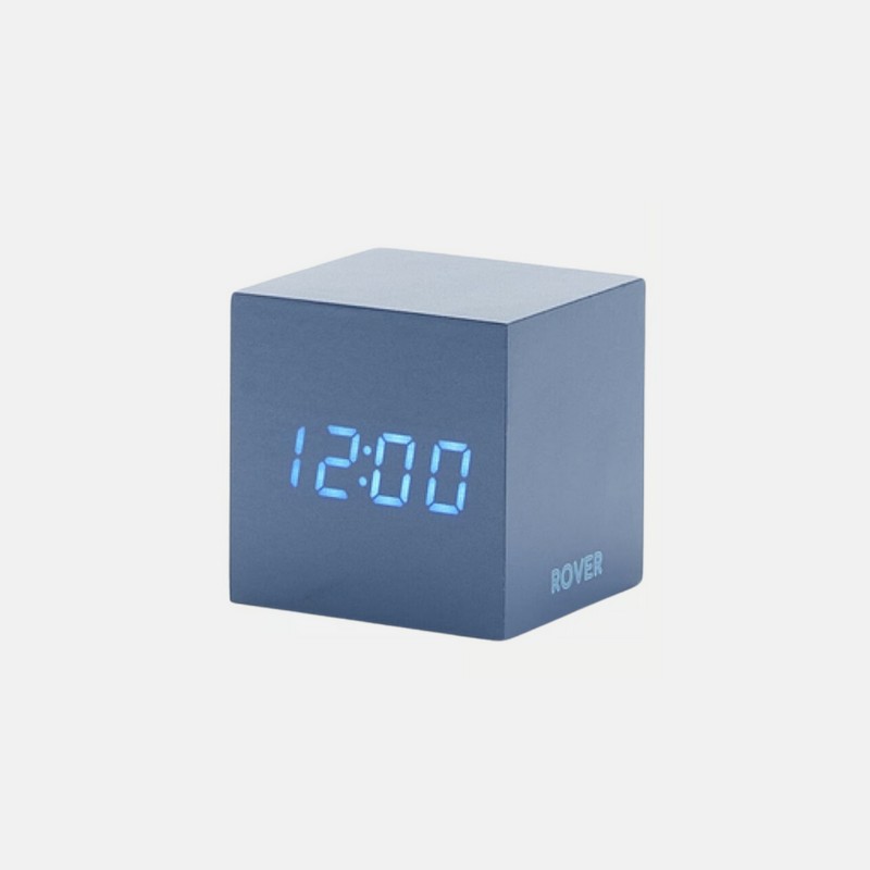 Orologio-sveglia digitale in legno blu con display LED e temperatura, a doppia alimentazione: cavo USB (incluso) o 3 pile AAA (mini stilo, non incluse)