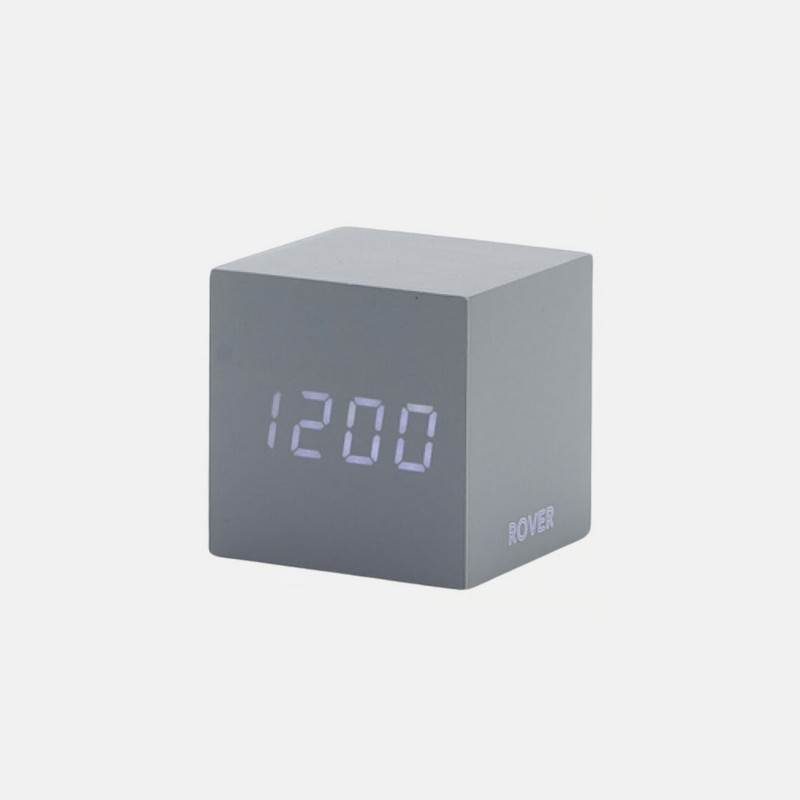 Orologio-sveglia digitale in legno grigio con display LED e temperatura, a doppia alimentazione: cavo USB (incluso) o 3 pile AAA (mini stilo, non incluse)