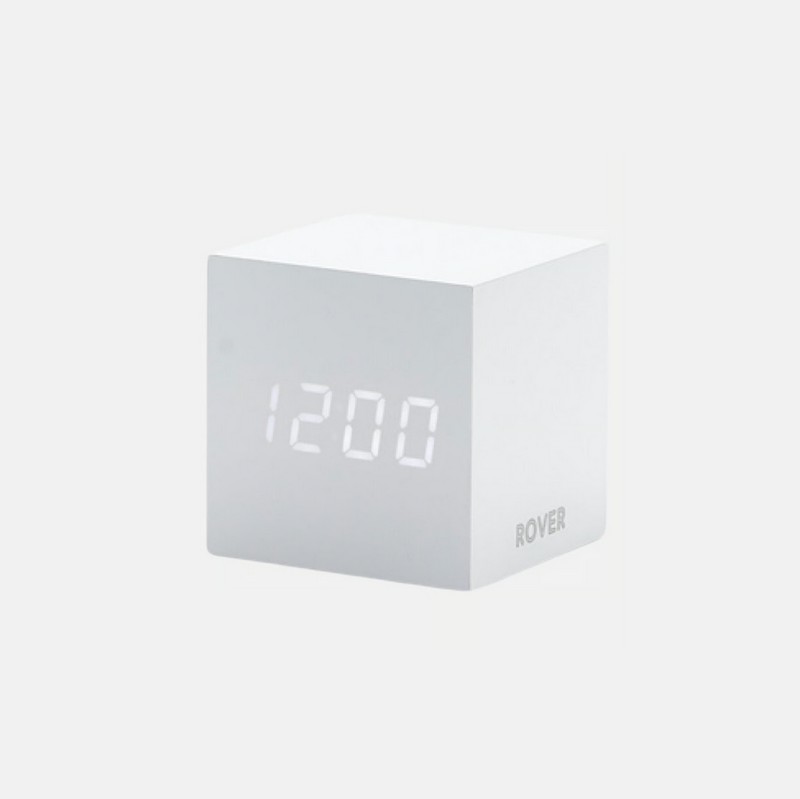 Orologio-sveglia digitale in legno bianco con display LED e temperatura, a doppia alimentazione: cavo USB (incluso) o 3 pile AAA (mini stilo, non incluse)