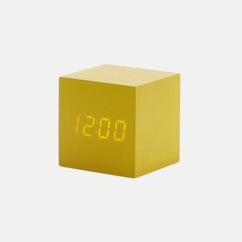 Orologio-sveglia digitale in legno giallo con display LED e temperatura, a doppia alimentazione: cavo USB (incluso) o 3 pile AAA (mini stilo, non incluse)