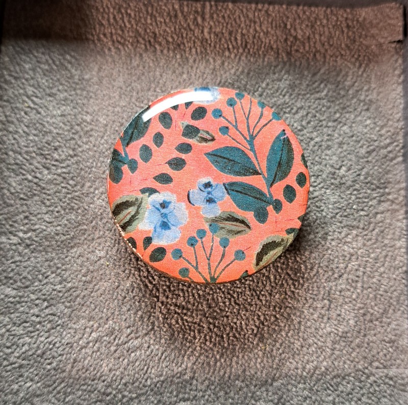Anello regolabile in legno di tiglio e ottone satinato decorato con fiori blu su fondo rosso, fatto a mano in Italia